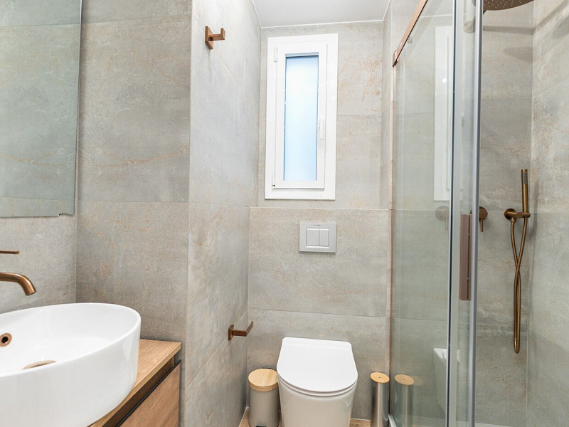 Exclusive Renovated Apartment on the Pedestrian Consell de Cent Street in Eixample. Photo:  23