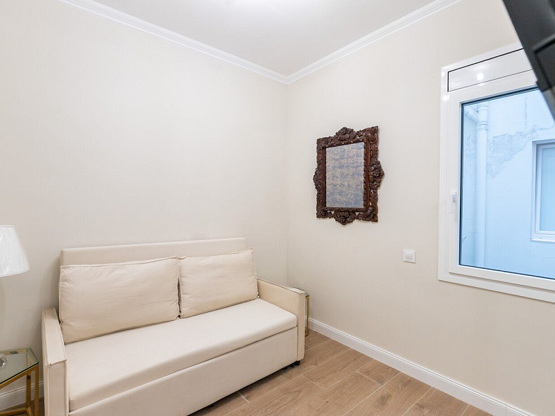 Exclusive Renovated Apartment on the Pedestrian Consell de Cent Street in Eixample. Photo:  25