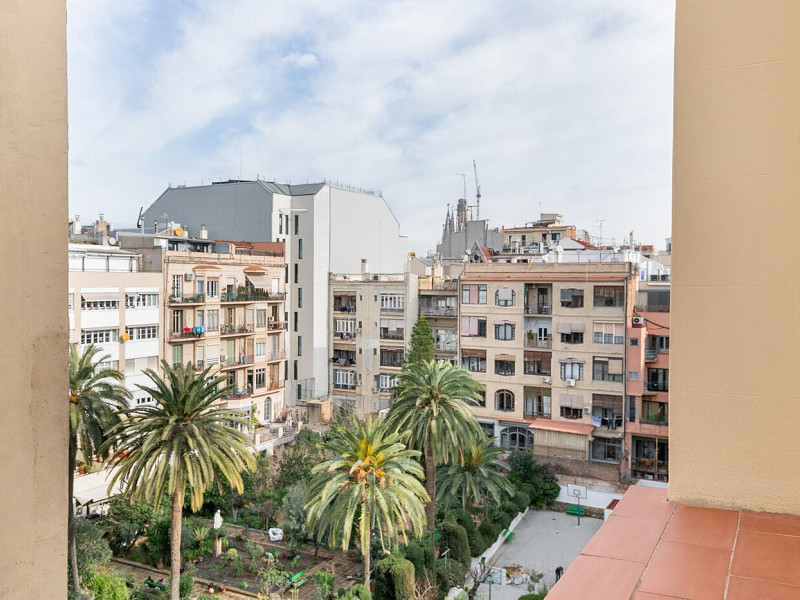 Exclusive Renovated Apartment on the Pedestrian Consell de Cent Street in Eixample. Photo:  27