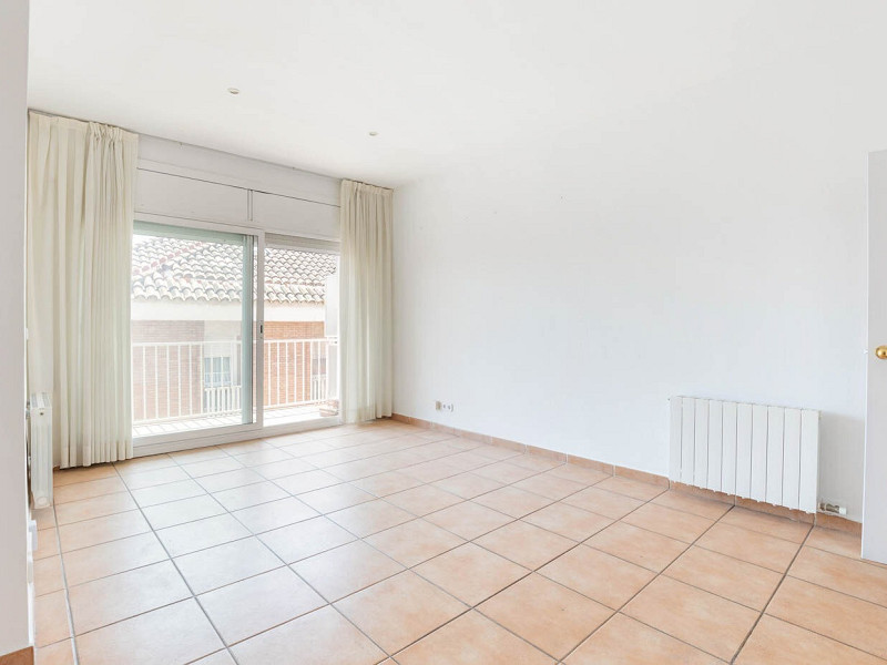 Bright 3-bedroom apartment with a beautiful view on the top floor, located in the Centre-Estació area of Sant Cugat