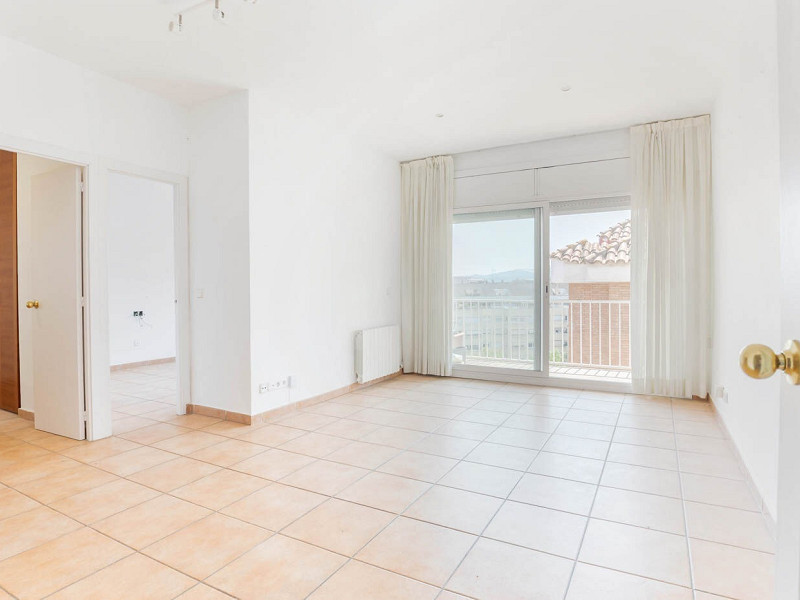 Bright 3-bedroom apartment with a beautiful view on the top floor, located in the Centre-Estació area of Sant Cugat. Photo:  2