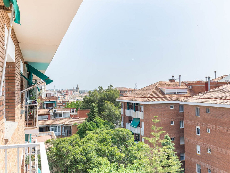 Bright 3-bedroom apartment with a beautiful view on the top floor, located in the Centre-Estació area of Sant Cugat. Photo:  5