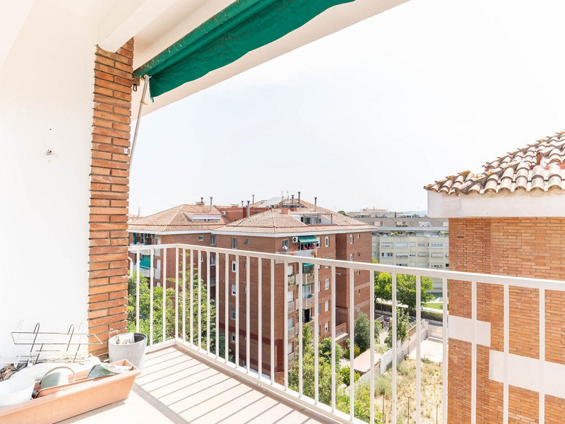 Bright 3-bedroom apartment with a beautiful view on the top floor, located in the Centre-Estació area of Sant Cugat. Photo:  6
