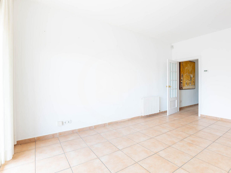 Bright 3-bedroom apartment with a beautiful view on the top floor, located in the Centre-Estació area of Sant Cugat. Photo:  7