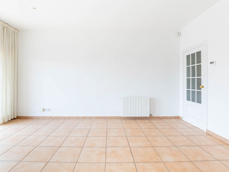 Bright 3-bedroom apartment with a beautiful view on the top floor, located in the Centre-Estació area of Sant Cugat. Photo:  8