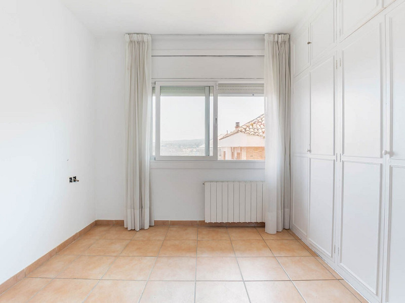 Bright 3-bedroom apartment with a beautiful view on the top floor, located in the Centre-Estació area of Sant Cugat. Photo:  18