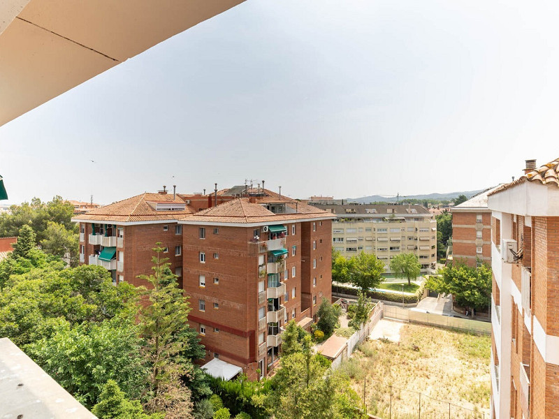 Bright 3-bedroom apartment with a beautiful view on the top floor, located in the Centre-Estació area of Sant Cugat. Photo:  27