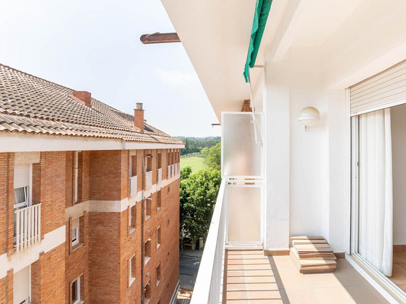 Bright 3-bedroom apartment with a beautiful view on the top floor, located in the Centre-Estació area of Sant Cugat. Photo:  34