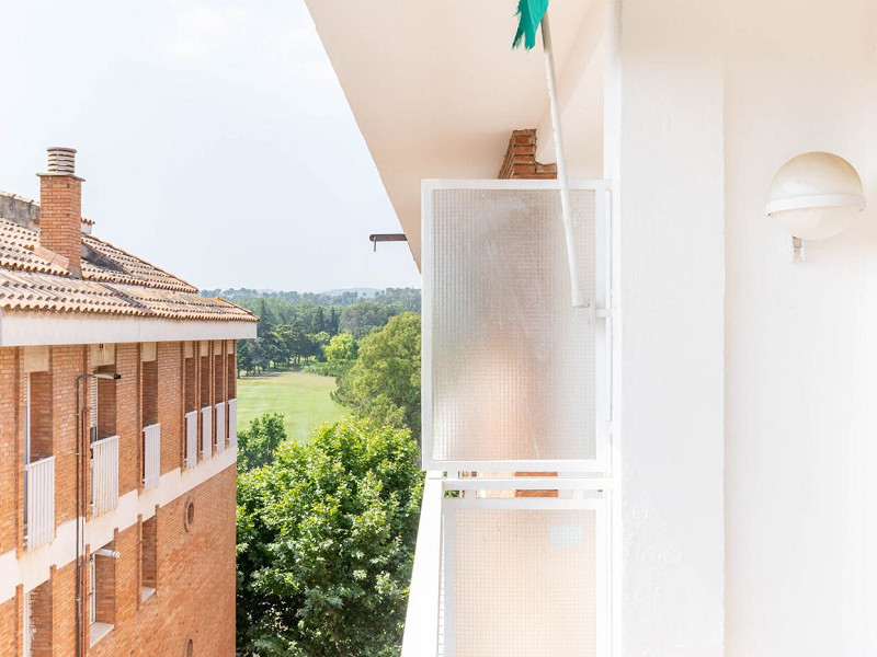 Bright 3-bedroom apartment with a beautiful view on the top floor, located in the Centre-Estació area of Sant Cugat. Photo:  35