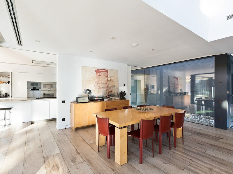 Designer Villa with Private Garden and Pool in Valldoreix. Photo:  11