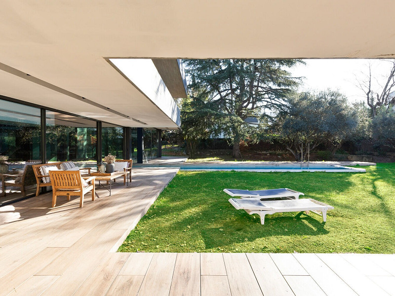 Designer Villa with Private Garden and Pool in Valldoreix. Photo:  12