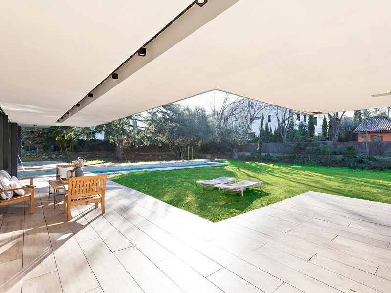 Designer Villa with Private Garden and Pool in Valldoreix. Photo:  13