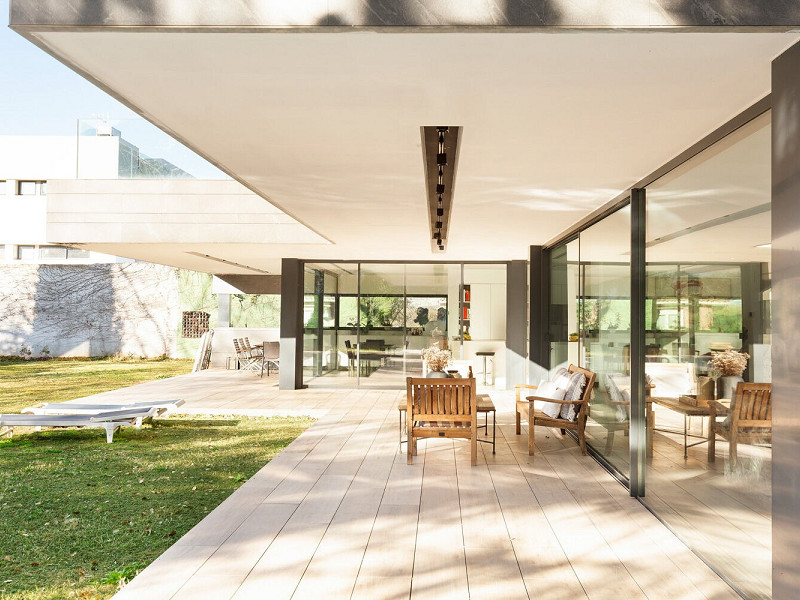 Designer Villa with Private Garden and Pool in Valldoreix. Photo:  14