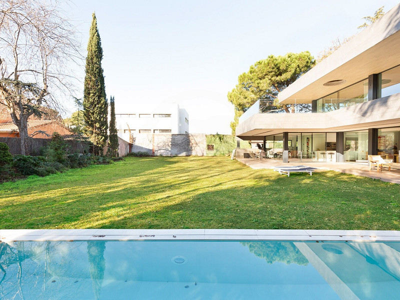Designer Villa with Private Garden and Pool in Valldoreix. Photo:  15