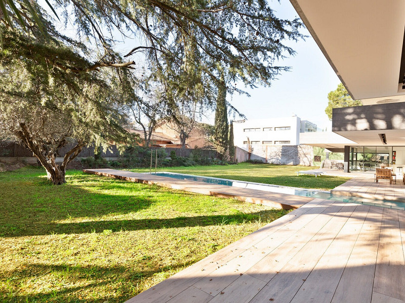 Designer Villa with Private Garden and Pool in Valldoreix. Photo:  16