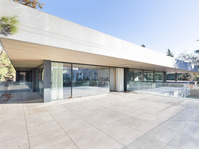 Designer Villa with Private Garden and Pool in Valldoreix. Photo:  34