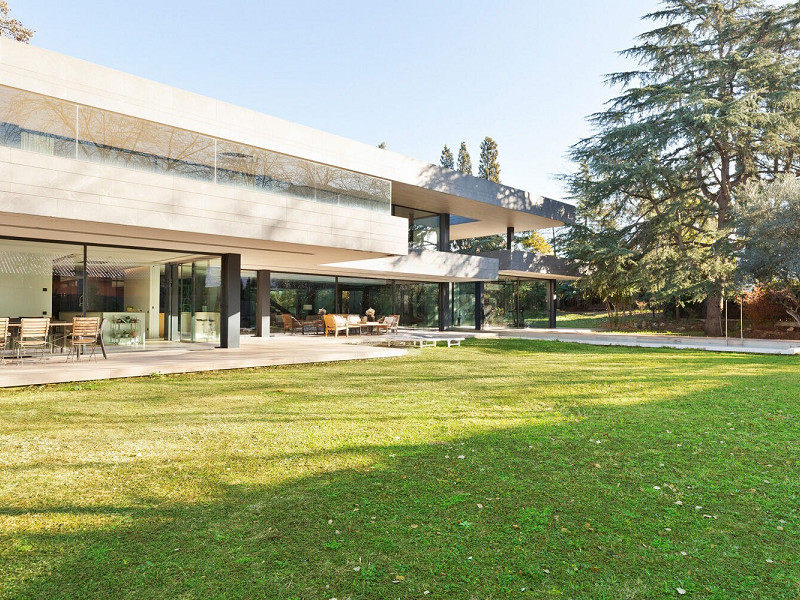 Designer Villa with Private Garden and Pool in Valldoreix. Photo:  48