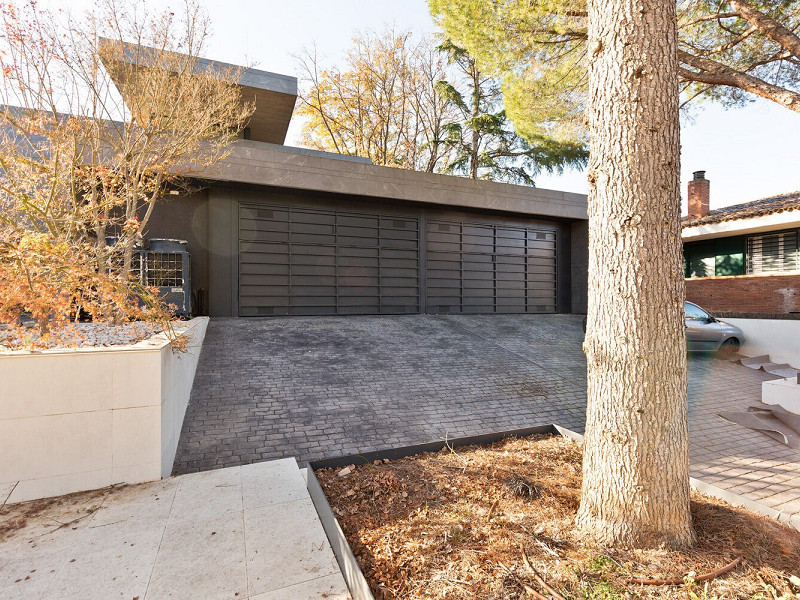 Designer Villa with Private Garden and Pool in Valldoreix. Photo:  50