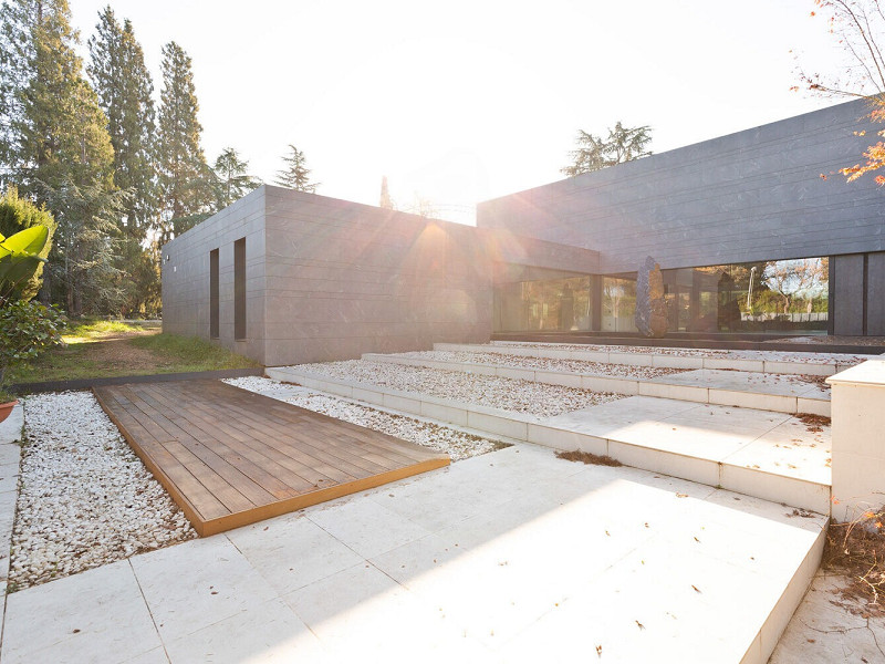 Designer Villa with Private Garden and Pool in Valldoreix. Photo:  51
