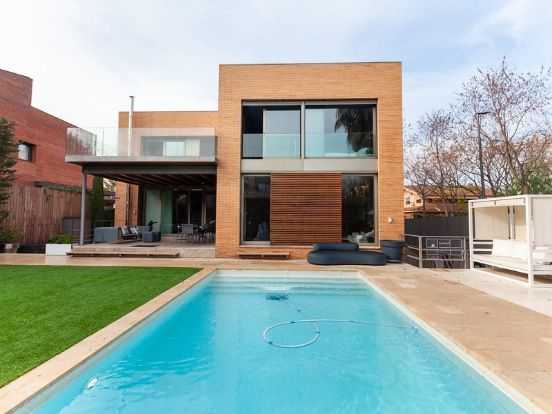 Modern Villa with Designer Finishes in Prestigious Sant Cugat Area