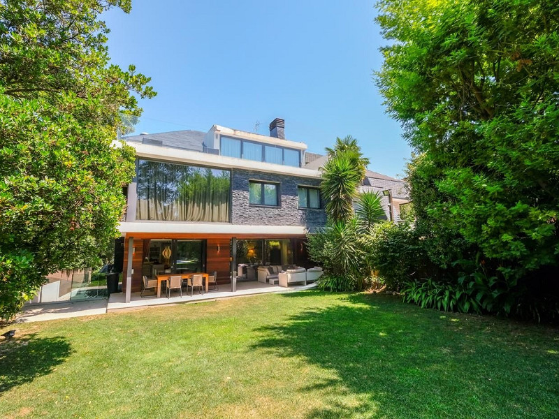 Luxury Villa with Garden in Sant Cugat
