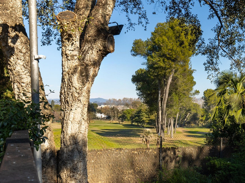Современный дом в элитном районе у гольф-клуба в Сант-Кугате. Фото:  44