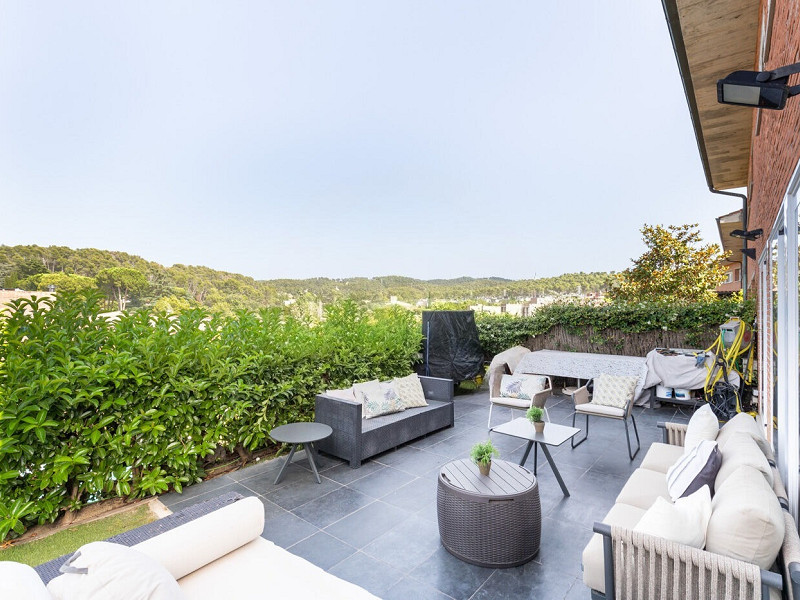 Elegant Semi-Detached Home with Garden and Pool in Sant Cugat. Photo:  3