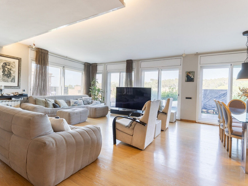 Elegant Semi-Detached Home with Garden and Pool in Sant Cugat. Photo:  4