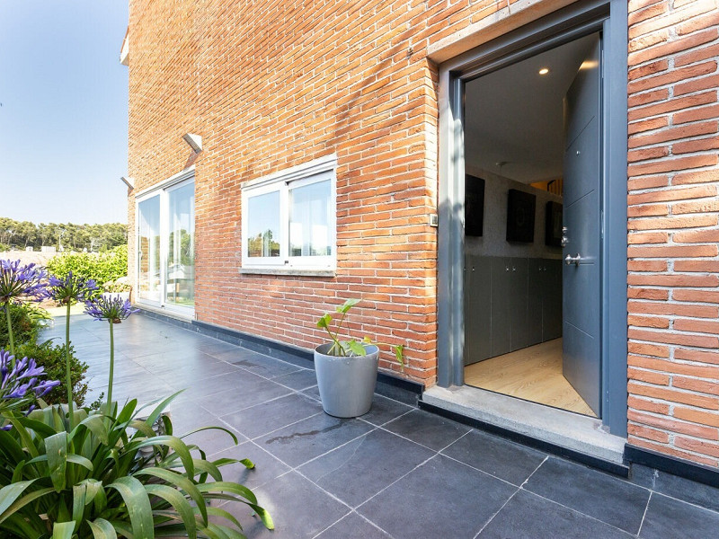 Elegant Semi-Detached Home with Garden and Pool in Sant Cugat. Photo:  7