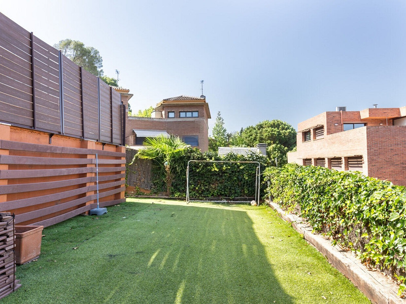 Elegant Semi-Detached Home with Garden and Pool in Sant Cugat. Photo:  8