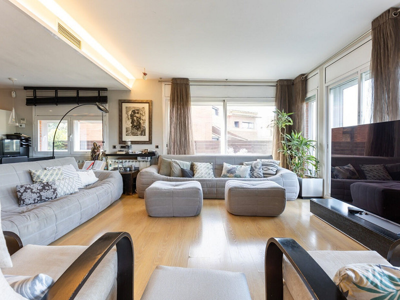 Elegant Semi-Detached Home with Garden and Pool in Sant Cugat. Photo:  9