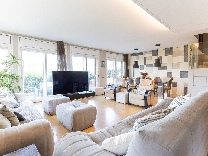 Elegant Semi-Detached Home with Garden and Pool in Sant Cugat. Photo:  10