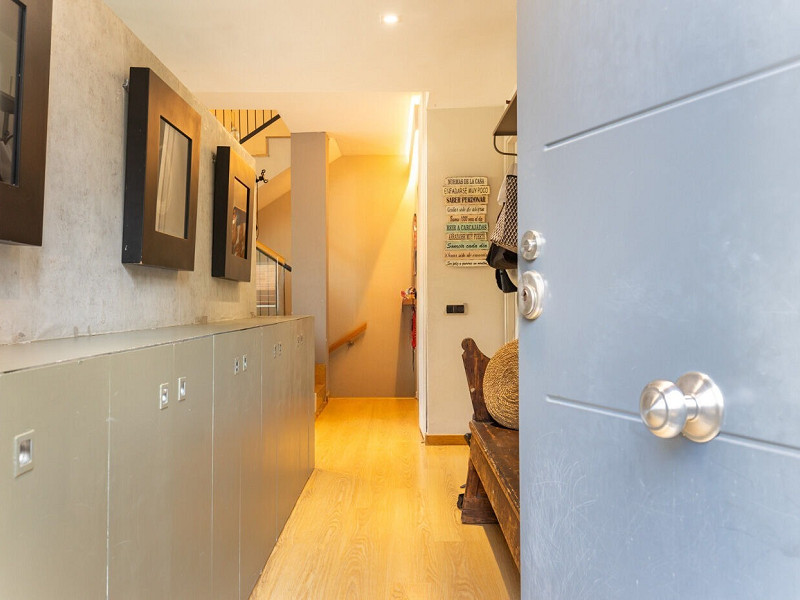 Elegant Semi-Detached Home with Garden and Pool in Sant Cugat. Photo:  11