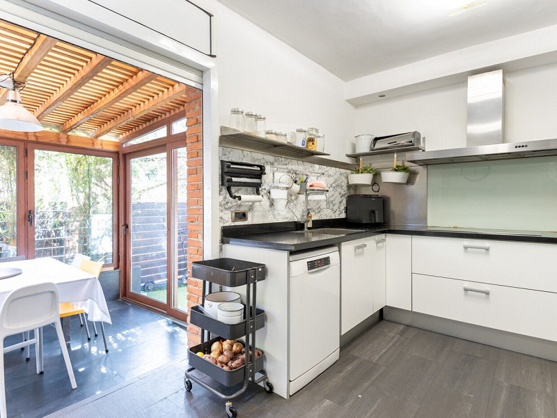 Elegant Semi-Detached Home with Garden and Pool in Sant Cugat. Photo:  14