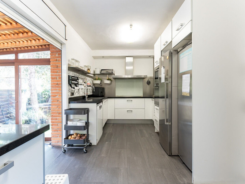 Elegant Semi-Detached Home with Garden and Pool in Sant Cugat. Photo:  18