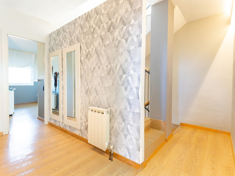 Elegant Semi-Detached Home with Garden and Pool in Sant Cugat. Photo:  25
