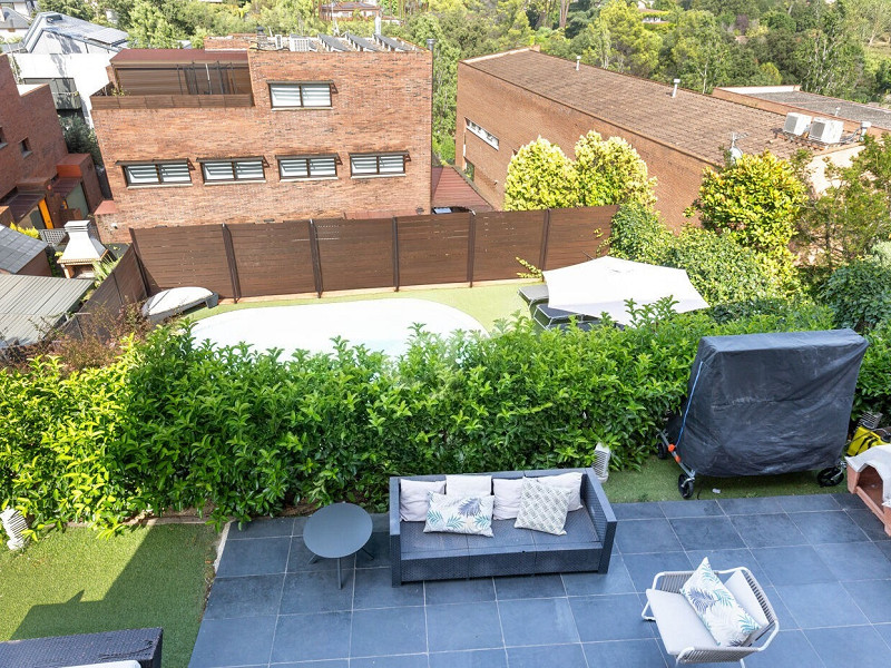 Elegant Semi-Detached Home with Garden and Pool in Sant Cugat. Photo:  27