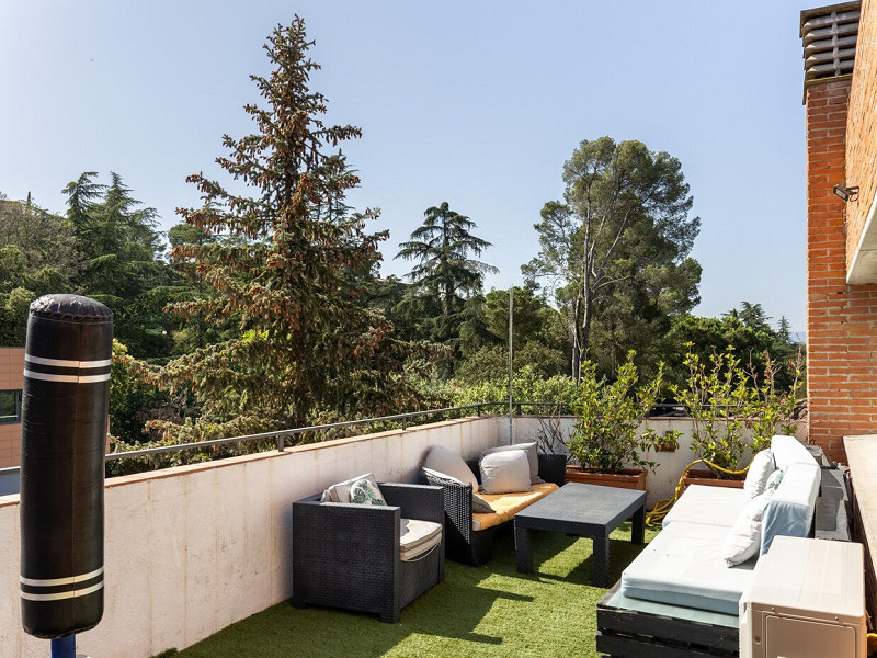 Elegant Semi-Detached Home with Garden and Pool in Sant Cugat. Photo:  32