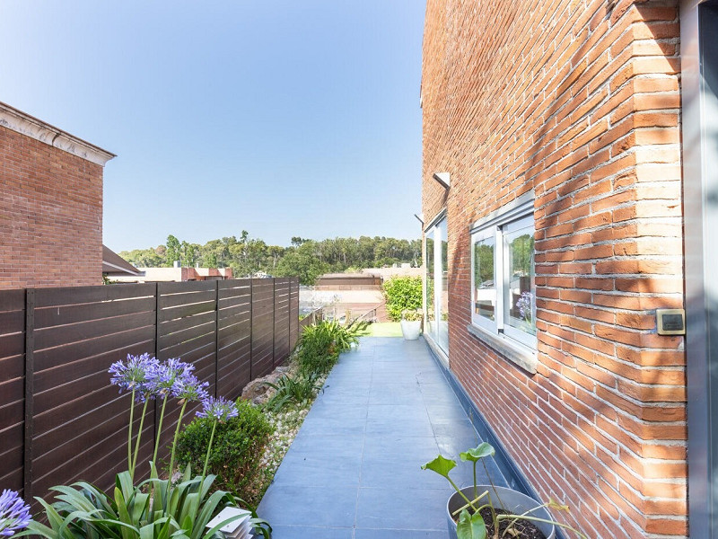 Elegant Semi-Detached Home with Garden and Pool in Sant Cugat. Photo:  36