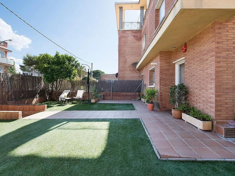 Stylish Townhouse with Terrace in Castelldefels