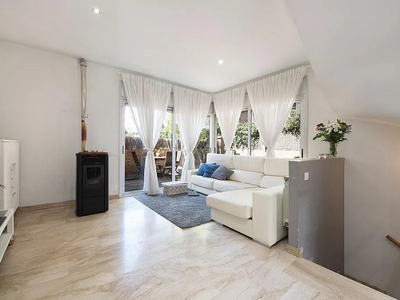 Stylish Townhouse with Terrace in Castelldefels. Photo:  3