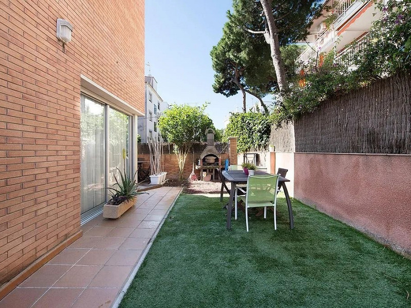 Stylish Townhouse with Terrace in Castelldefels. Photo:  4