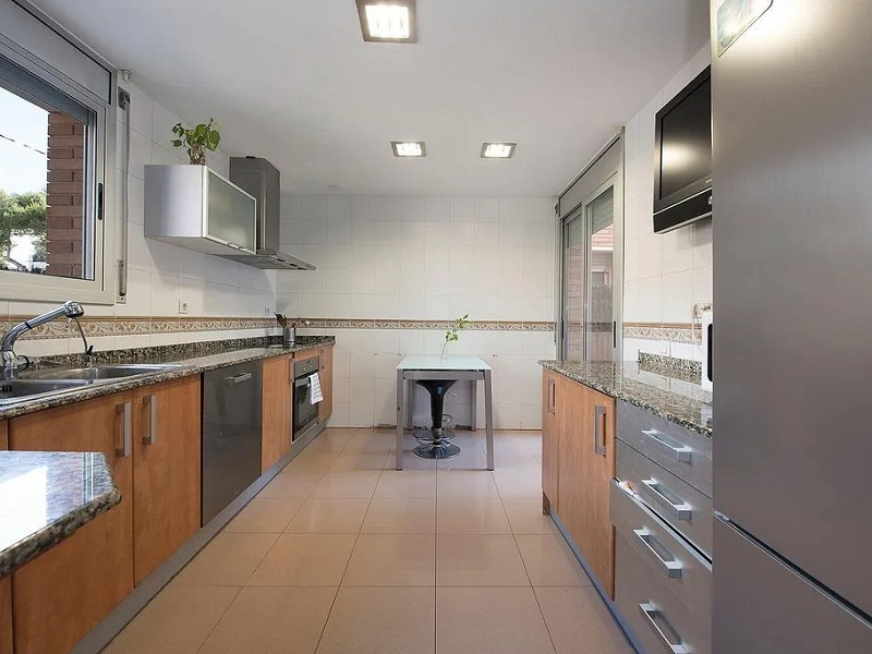 Stylish Townhouse with Terrace in Castelldefels. Photo:  9