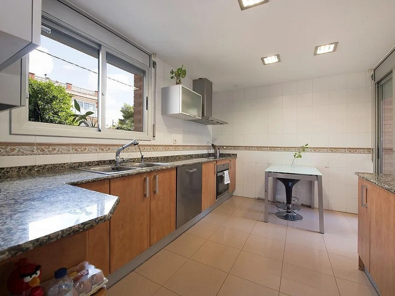 Stylish Townhouse with Terrace in Castelldefels. Photo:  10