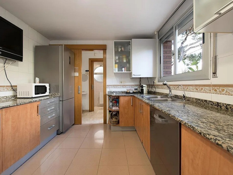 Stylish Townhouse with Terrace in Castelldefels. Photo:  11
