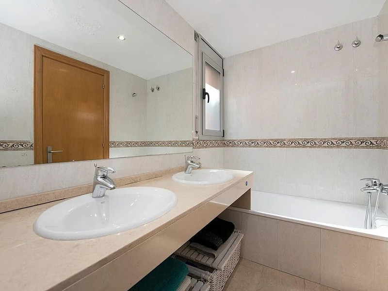 Stylish Townhouse with Terrace in Castelldefels. Photo:  19