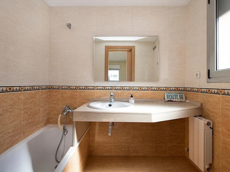 Stylish Townhouse with Terrace in Castelldefels. Photo:  22