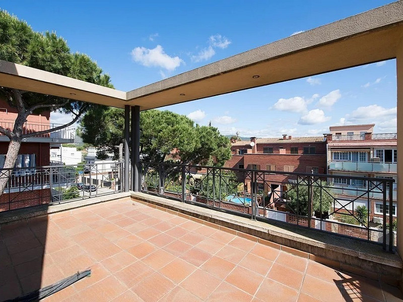 Stylish Townhouse with Terrace in Castelldefels. Photo:  24
