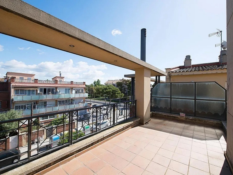 Stylish Townhouse with Terrace in Castelldefels. Photo:  25