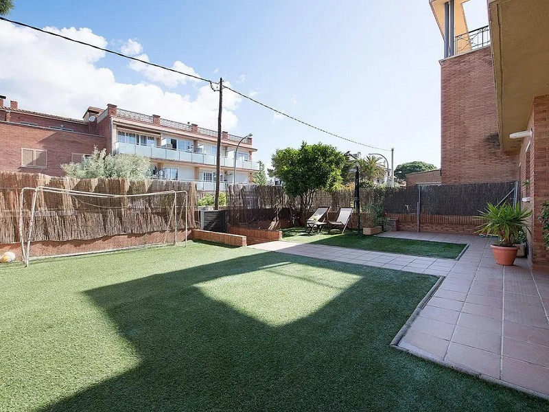Stylish Townhouse with Terrace in Castelldefels. Photo:  26